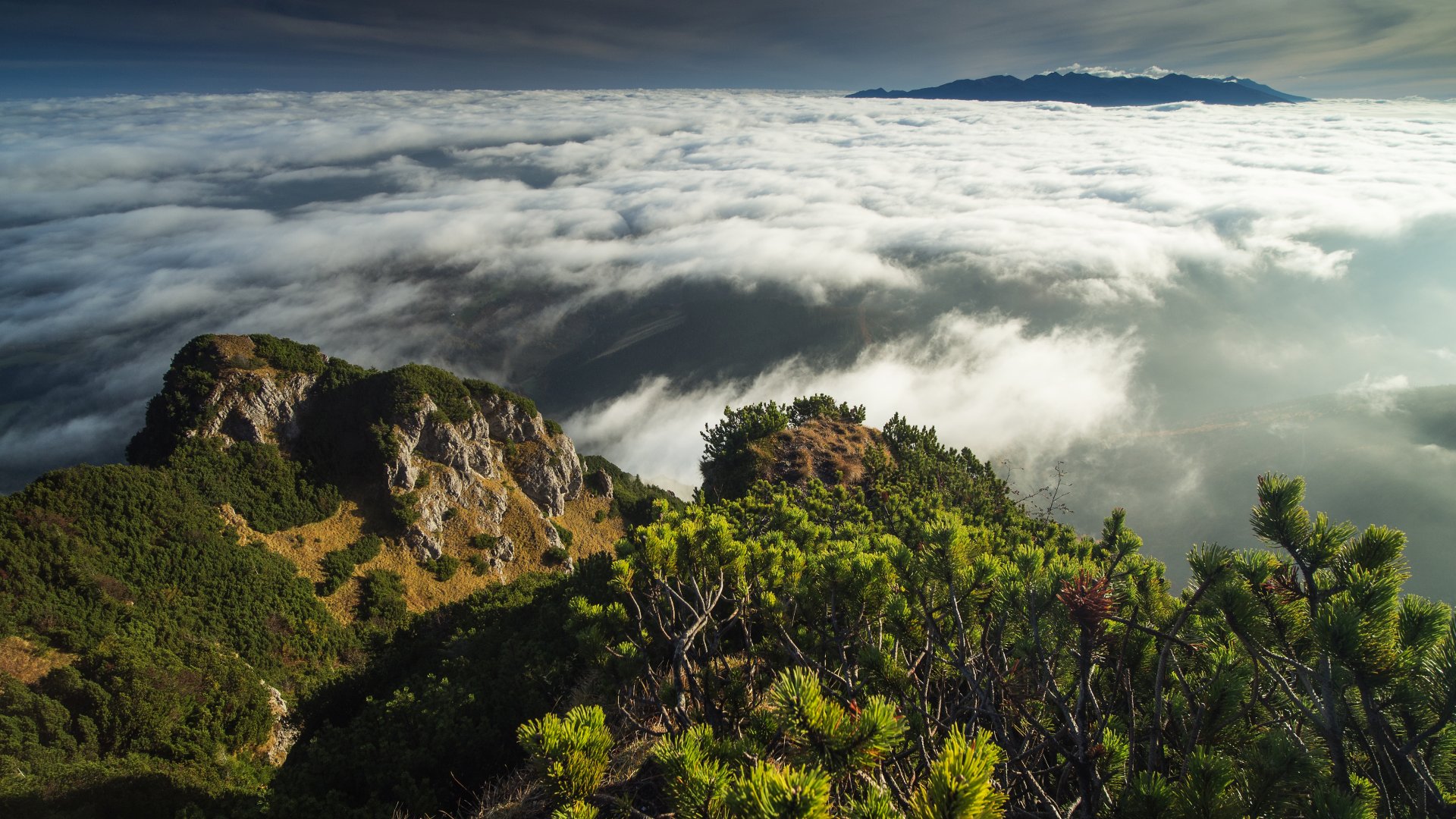  Nad Tatrami ledwie kilka chmur, a po polskiej stronie jakoś dziwnie ciemno
