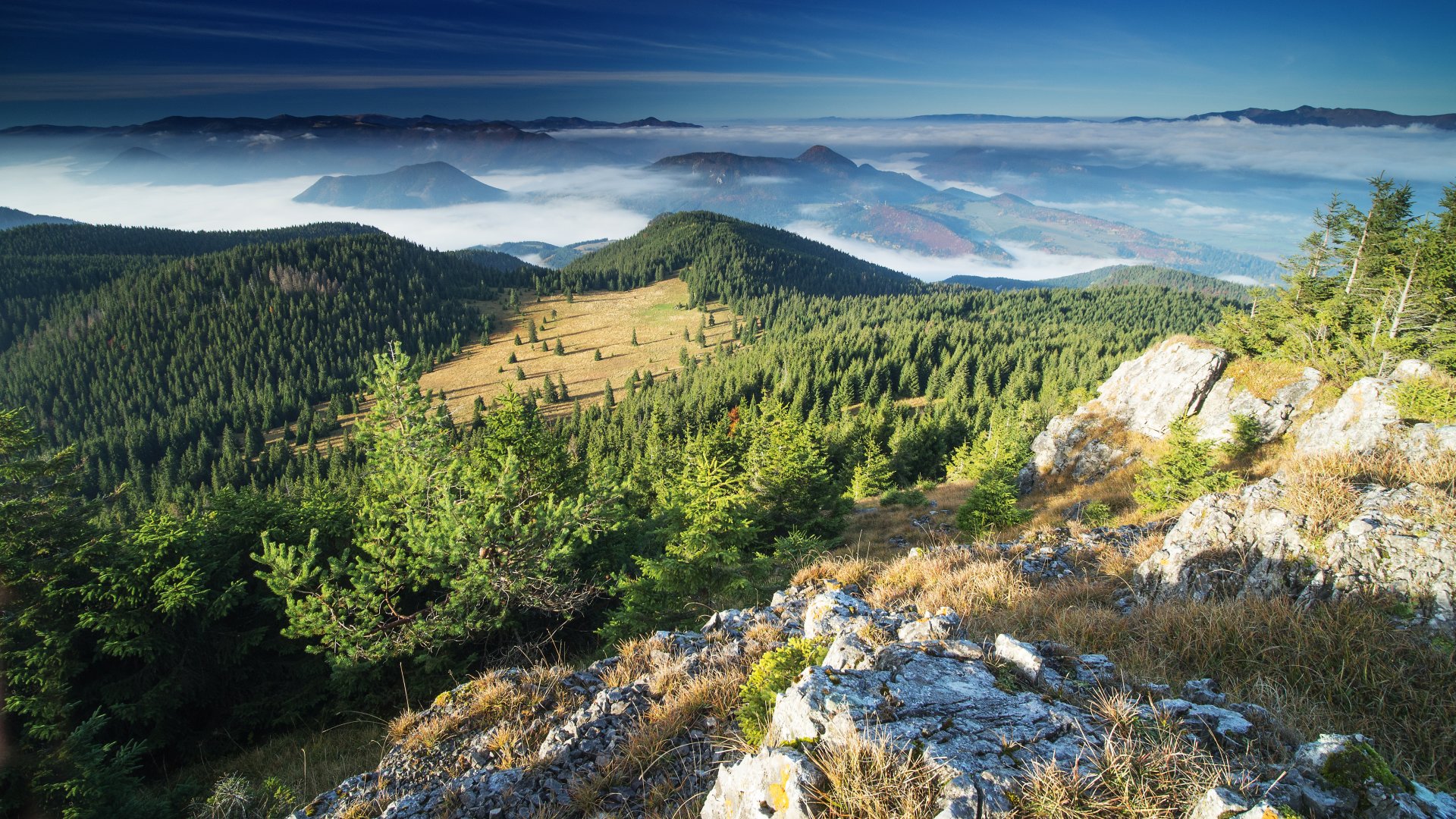  Widok na zachód, na horyzoncie Wielka i Mała Fatra