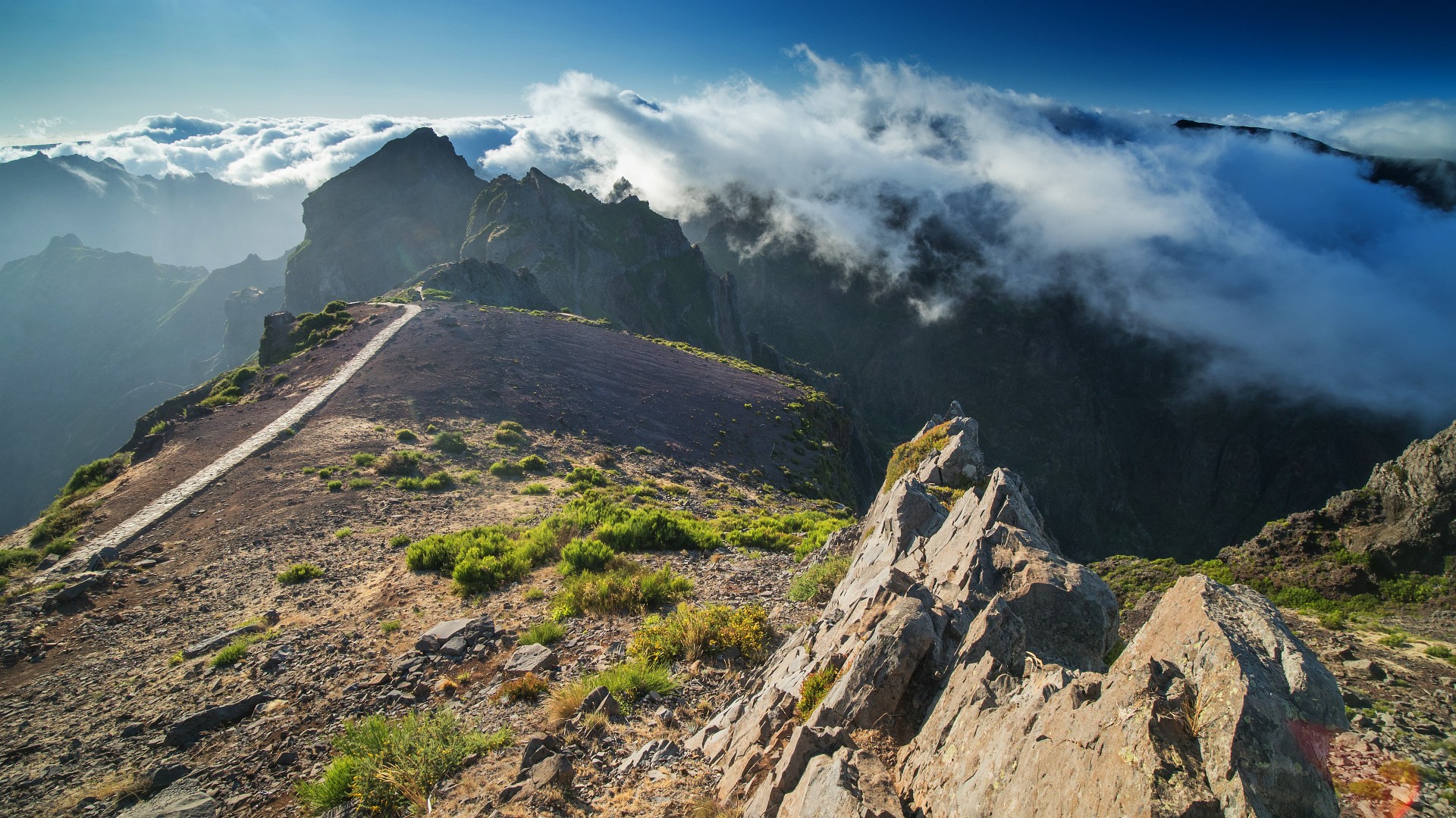 Widok ze szczytu Pico do Arieiro, po lewej Pico do Cidrão