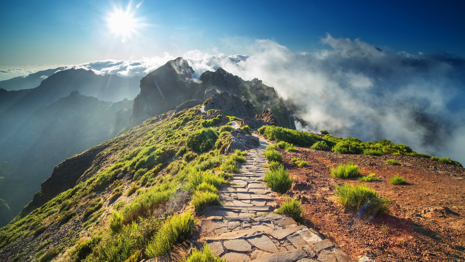 Początkowy odcinek szlaku łączącego Pico do Arieiro i Pico Ruivo
