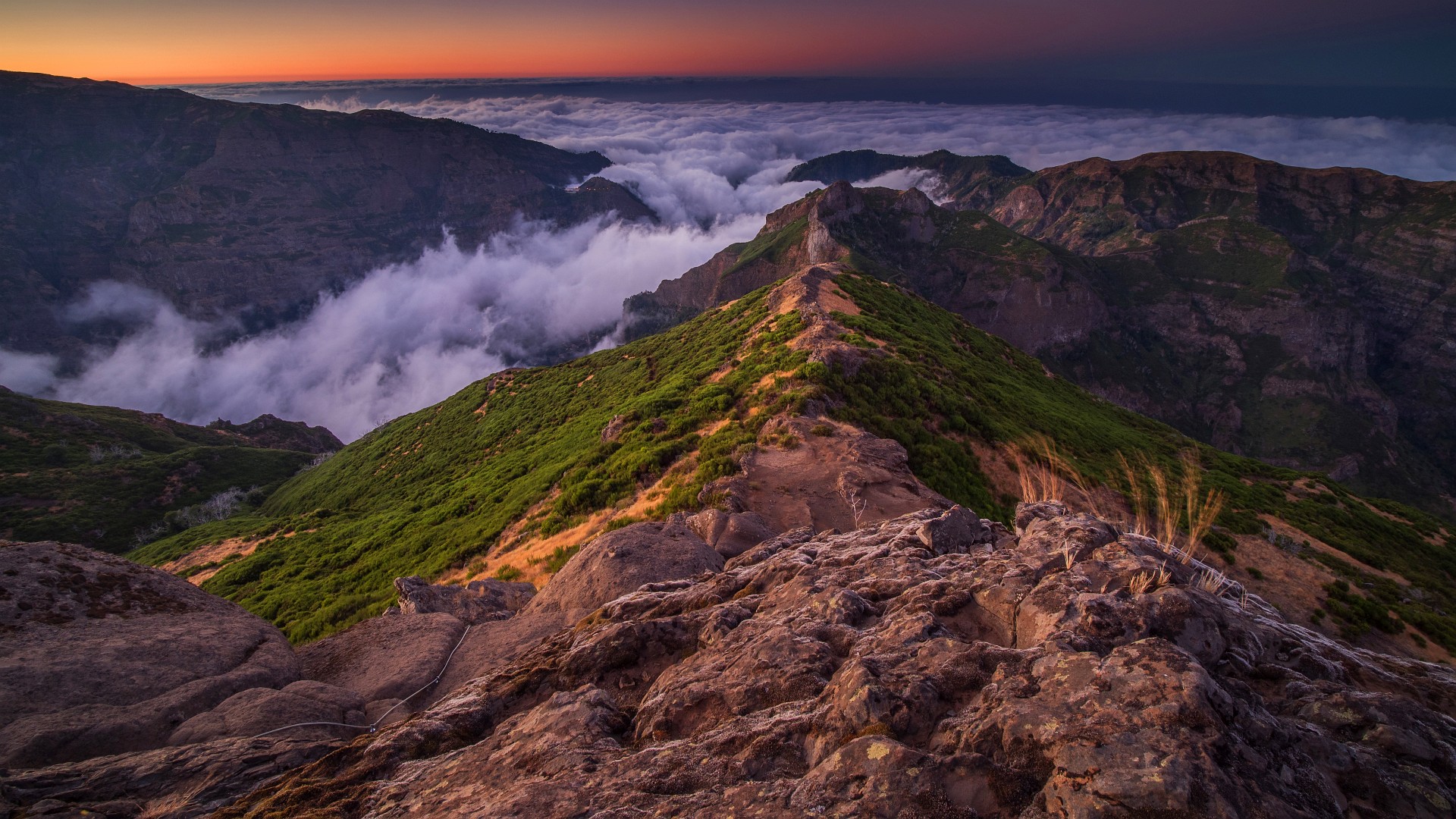 Dość częsty widok na Maderze: czyste niebo nad górami i chmury nad wybrzeżem