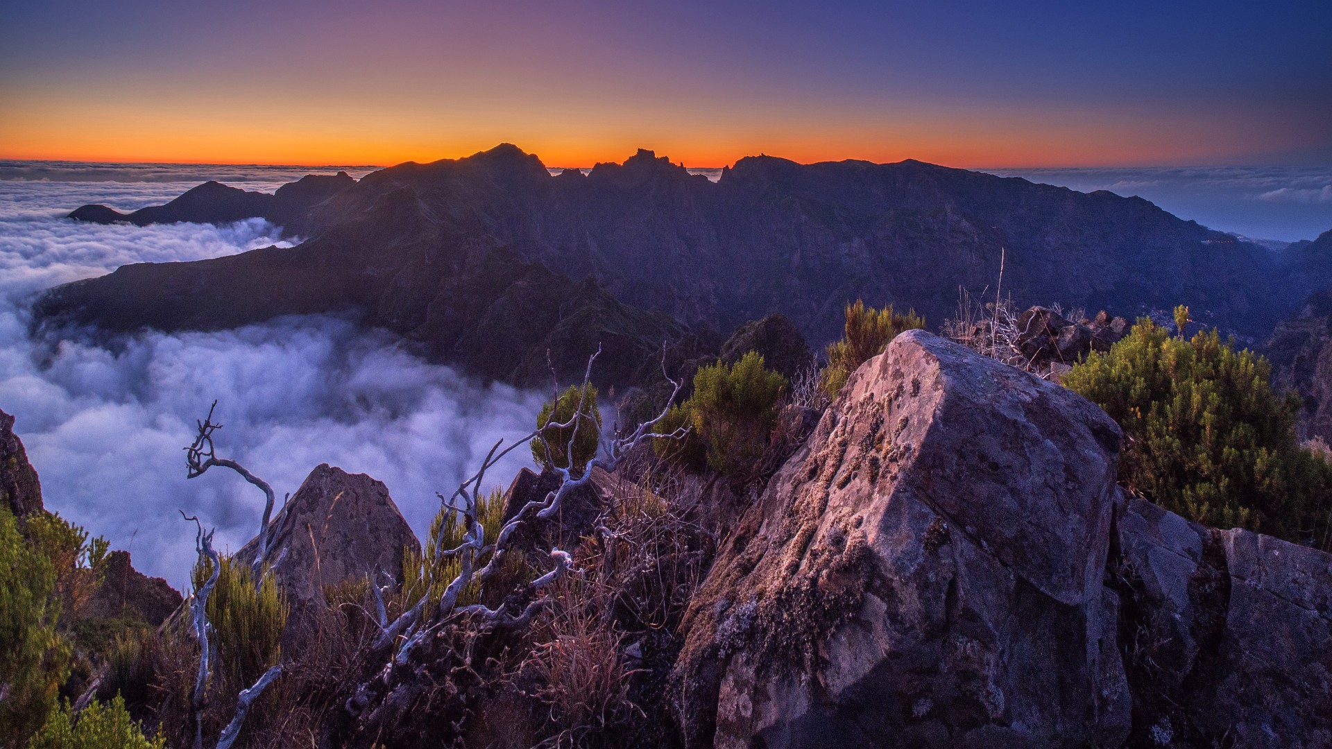 Widok z Pico Casado w kierunku Pico do Arieiro i Pico Ruivo