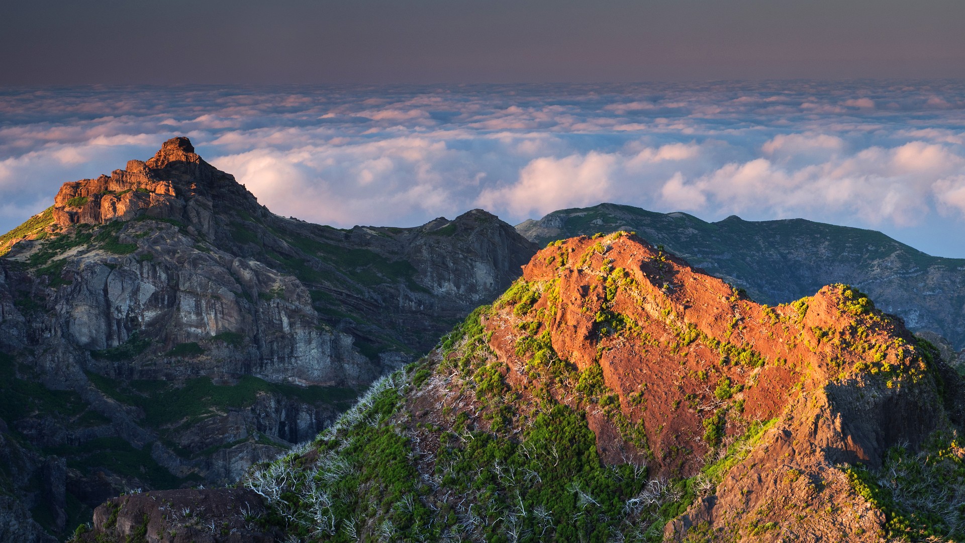 Pico Grande (w tle) i Pico do Jorge widziane z Pico Casado