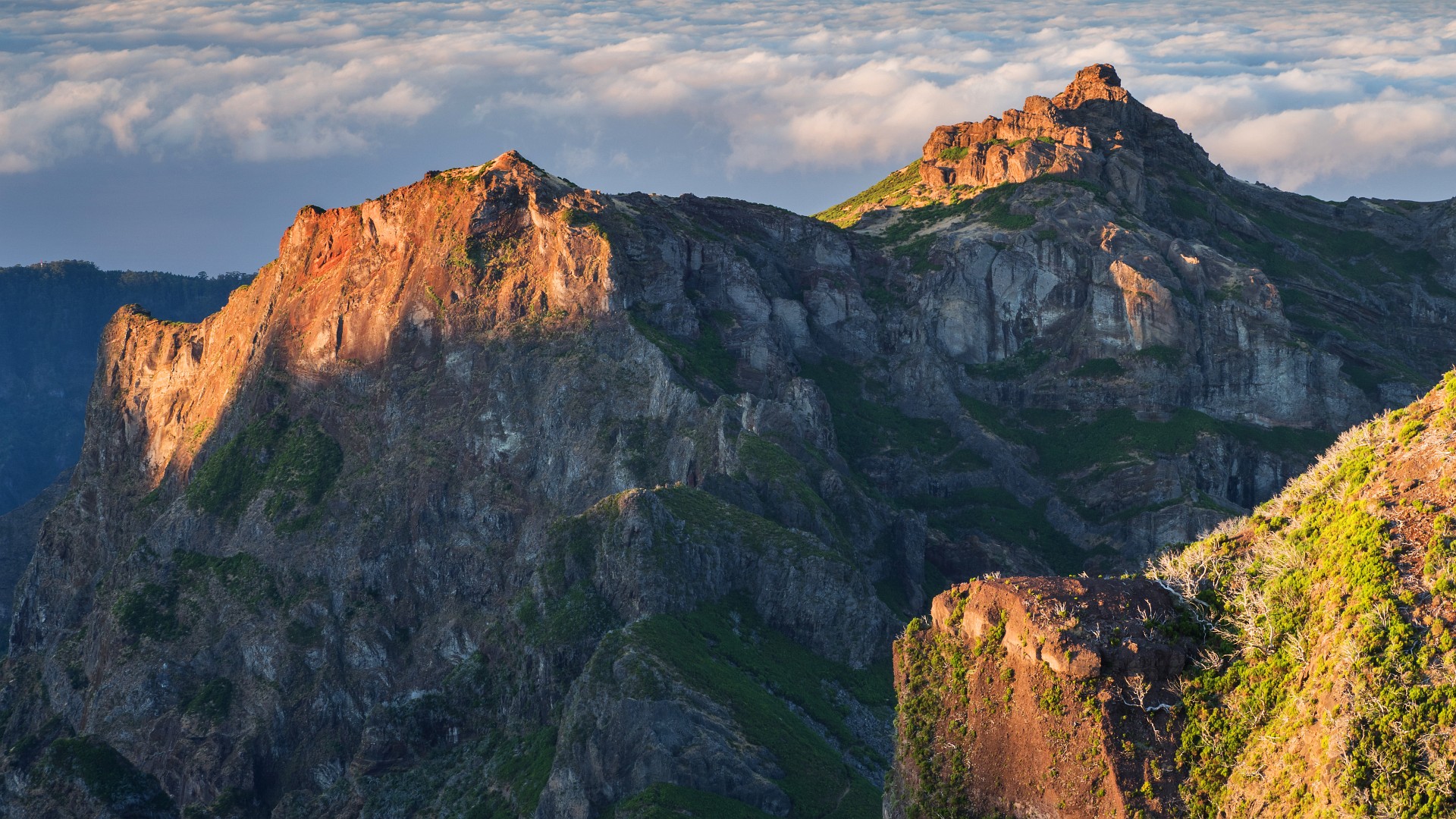 Pico do Cerco (po lewej) i Pico Grande (po prawej) widziane z Pico Casado