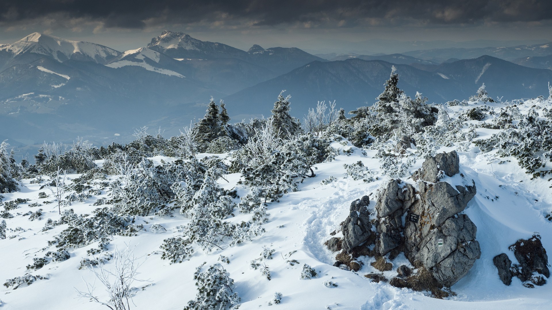 Na wierzchołku warto rozejrzeć się w poszukiwaniu ładnych widoków