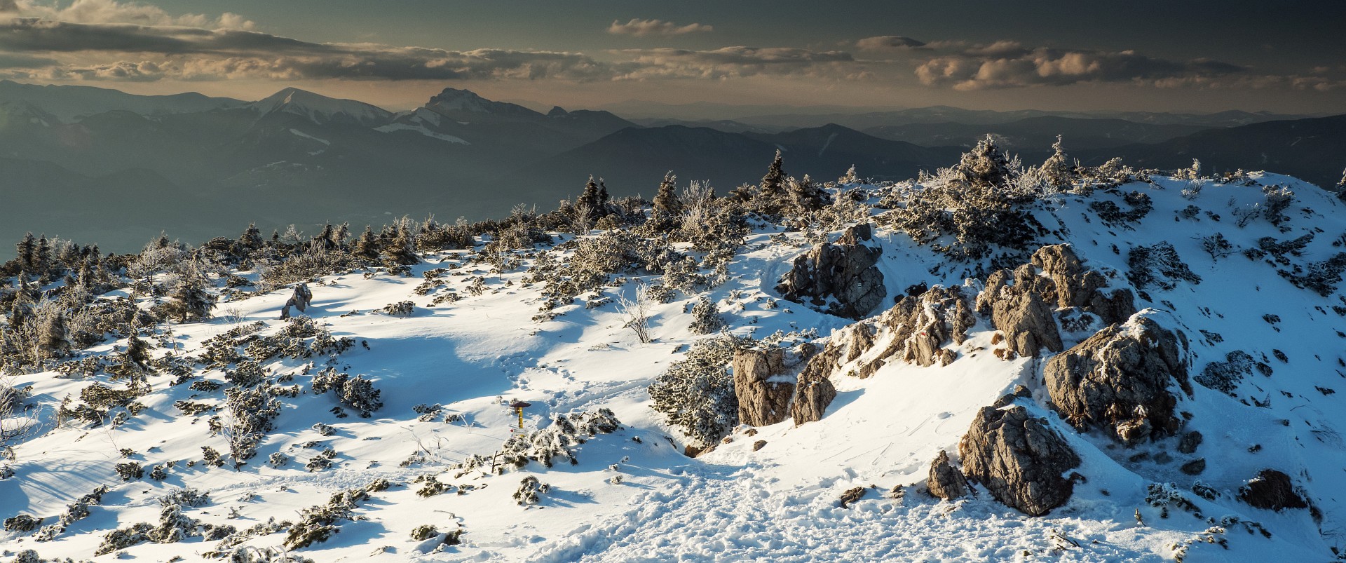 W tle Mała Fatra, piękny widok na Wielki Rozsutec i Stoh