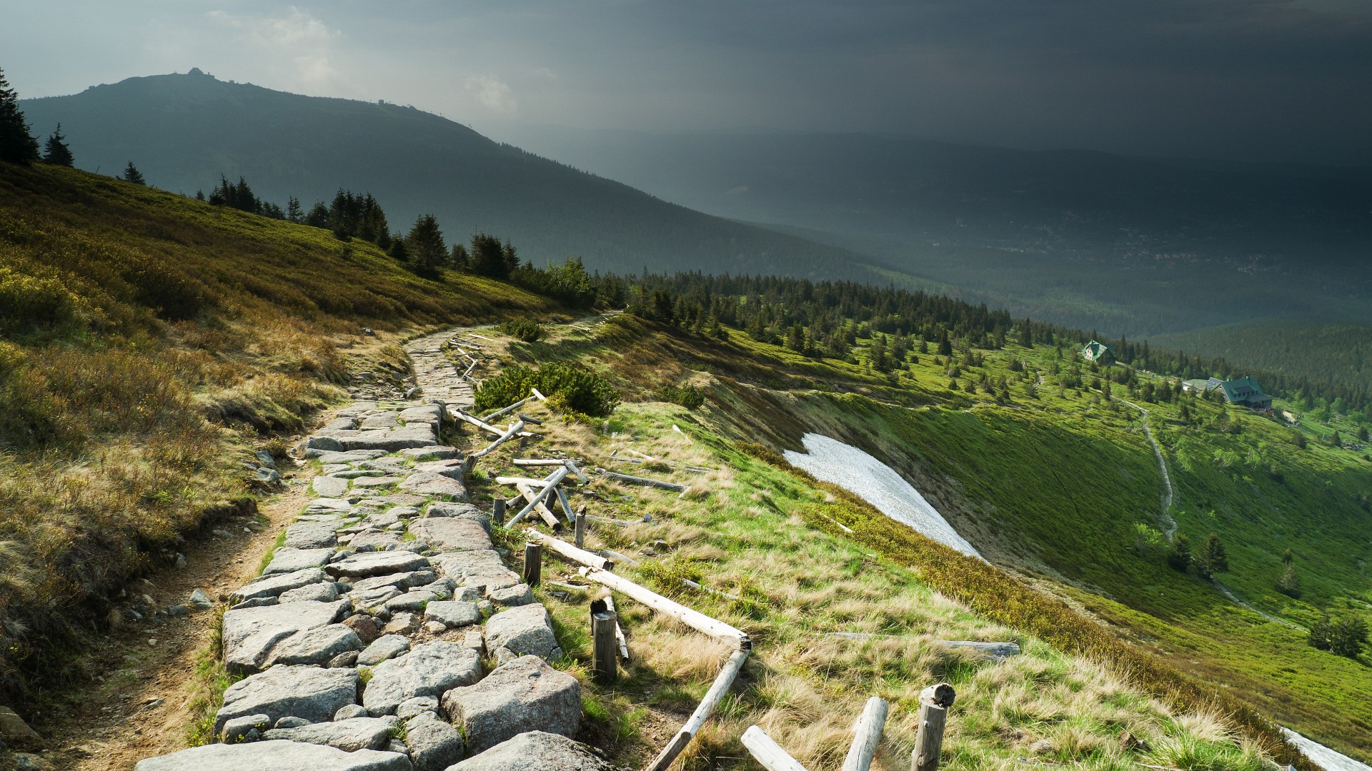 Droga do Śnieżnych Kotłów, w tle Szrenica
